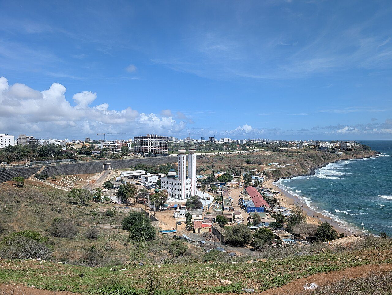 La côte de Dakar et la mosquée de la Divinité